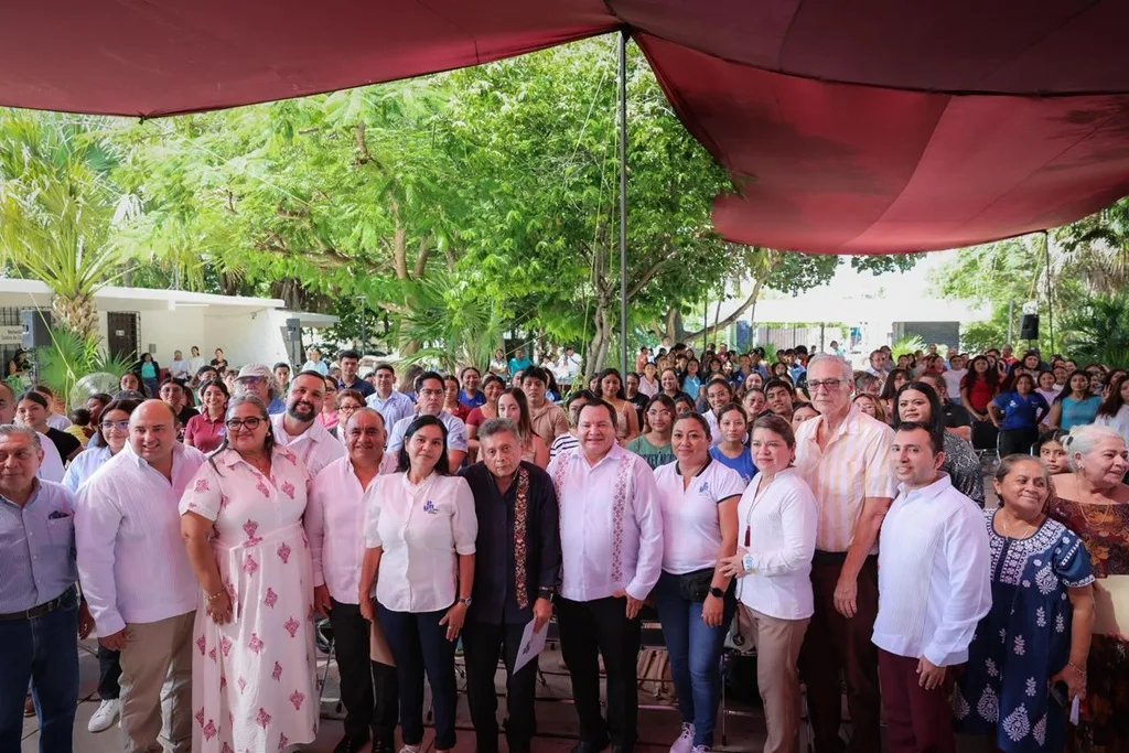 Gobernador Joaquín Díaz Mena entrega equipo de cómputo y uniformes al personal administrativo de la UPN